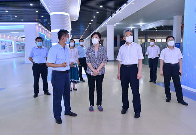 济宁市政协主席、党组书记霍媛媛到易游体育公司调研